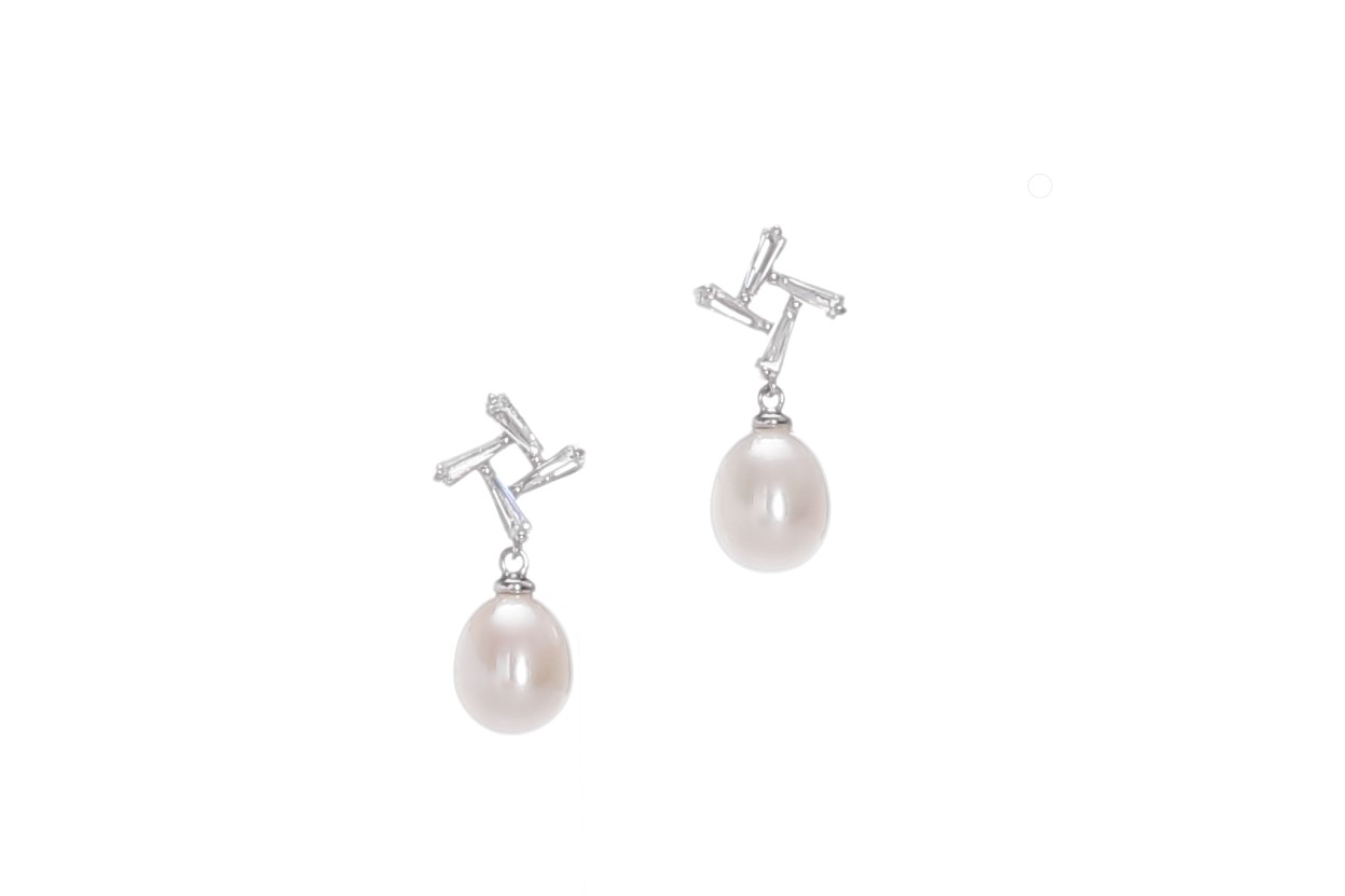 Orecchini in argento con perle d'acqua dolce a forma di goccia e zirconi