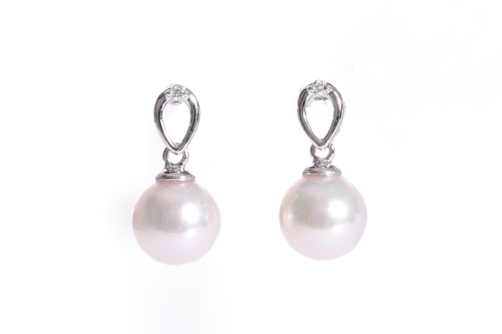 Orecchini in oro bianco con perle Akoya di qualità AAA da 7,5-8 mm e diamanti