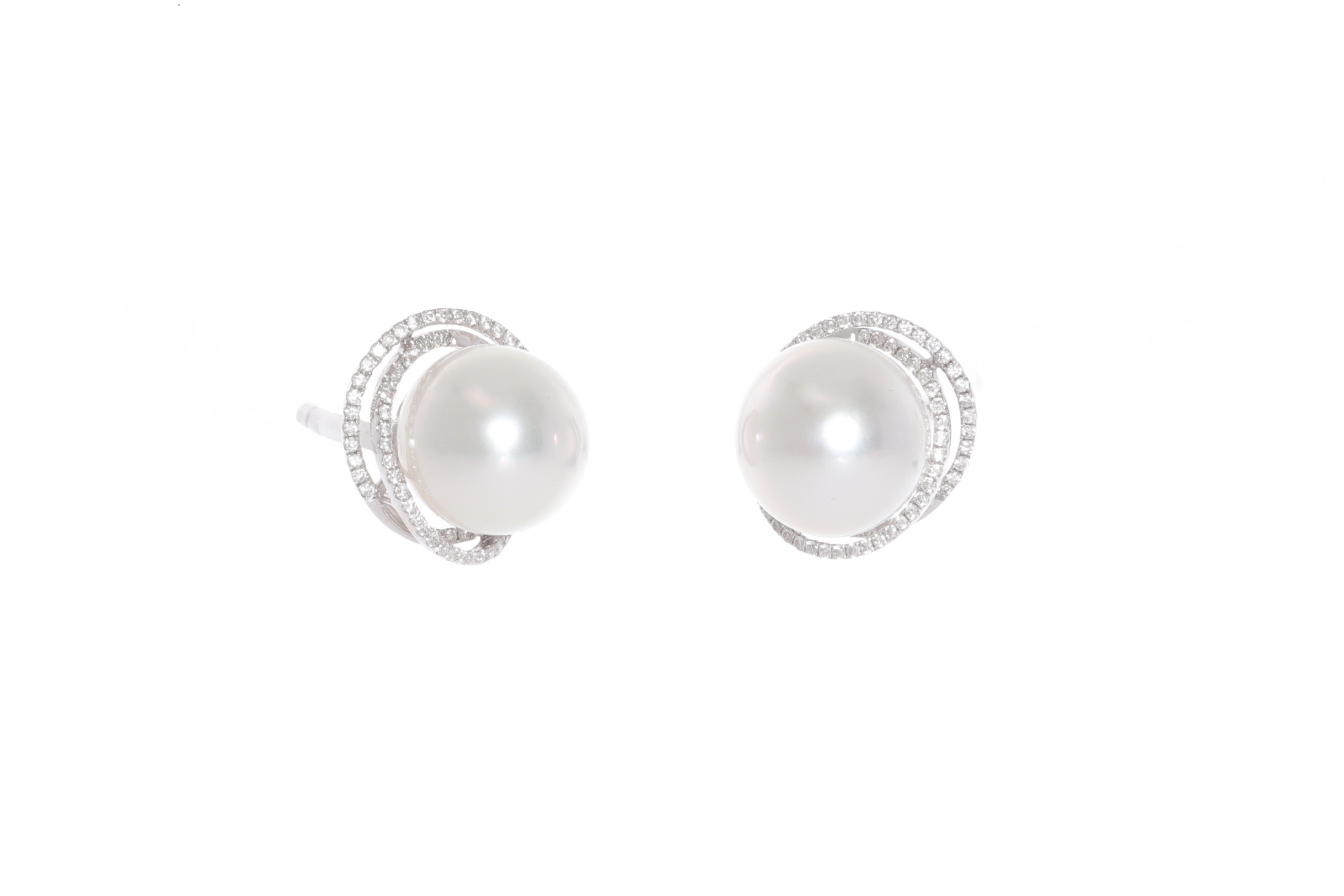 SOLD-OUT! Large South sea pearl earrings set in white gold and diamonds