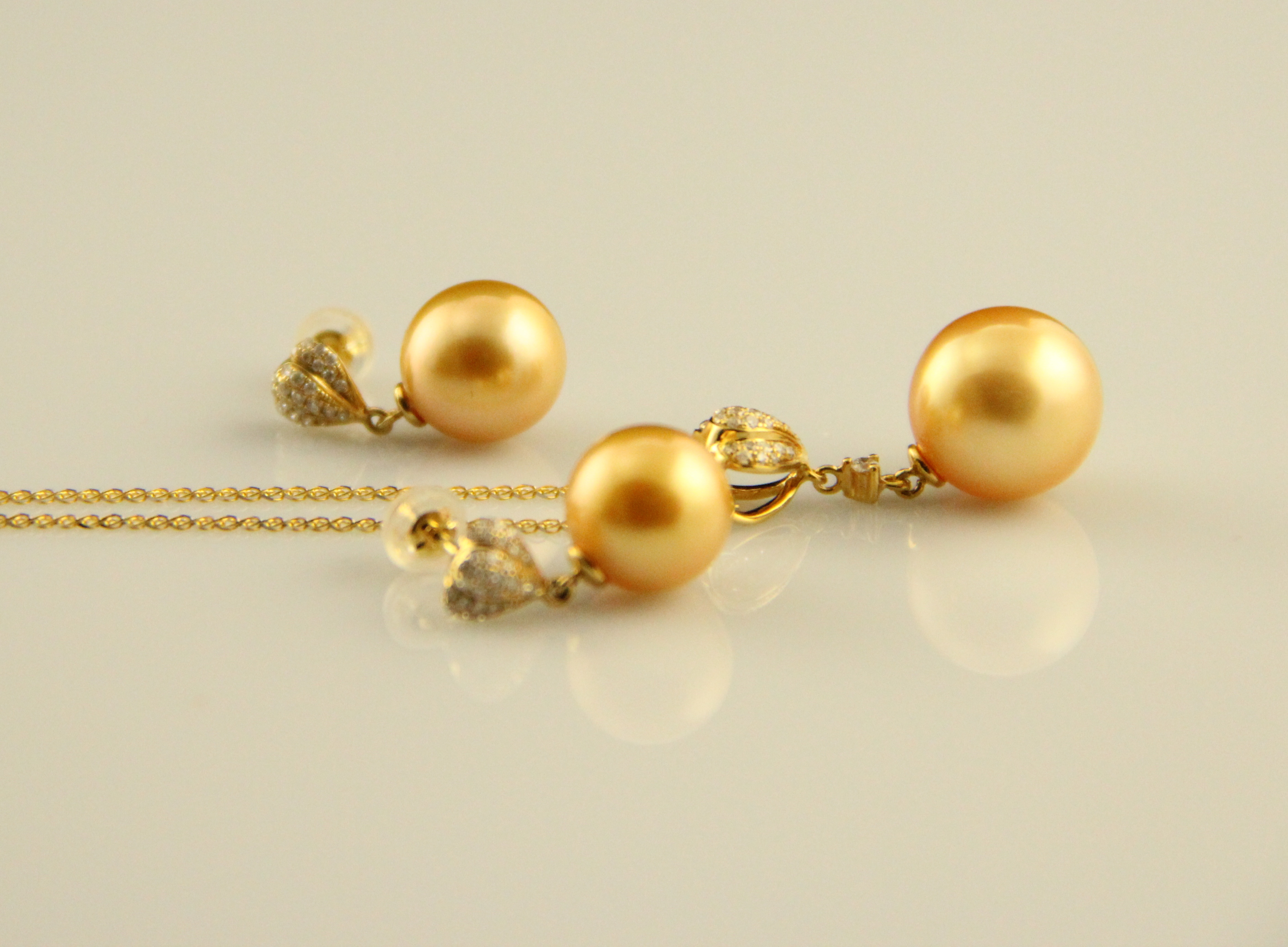 Set mit Südsee-Goldperlen in Gold und Diamanten - 2