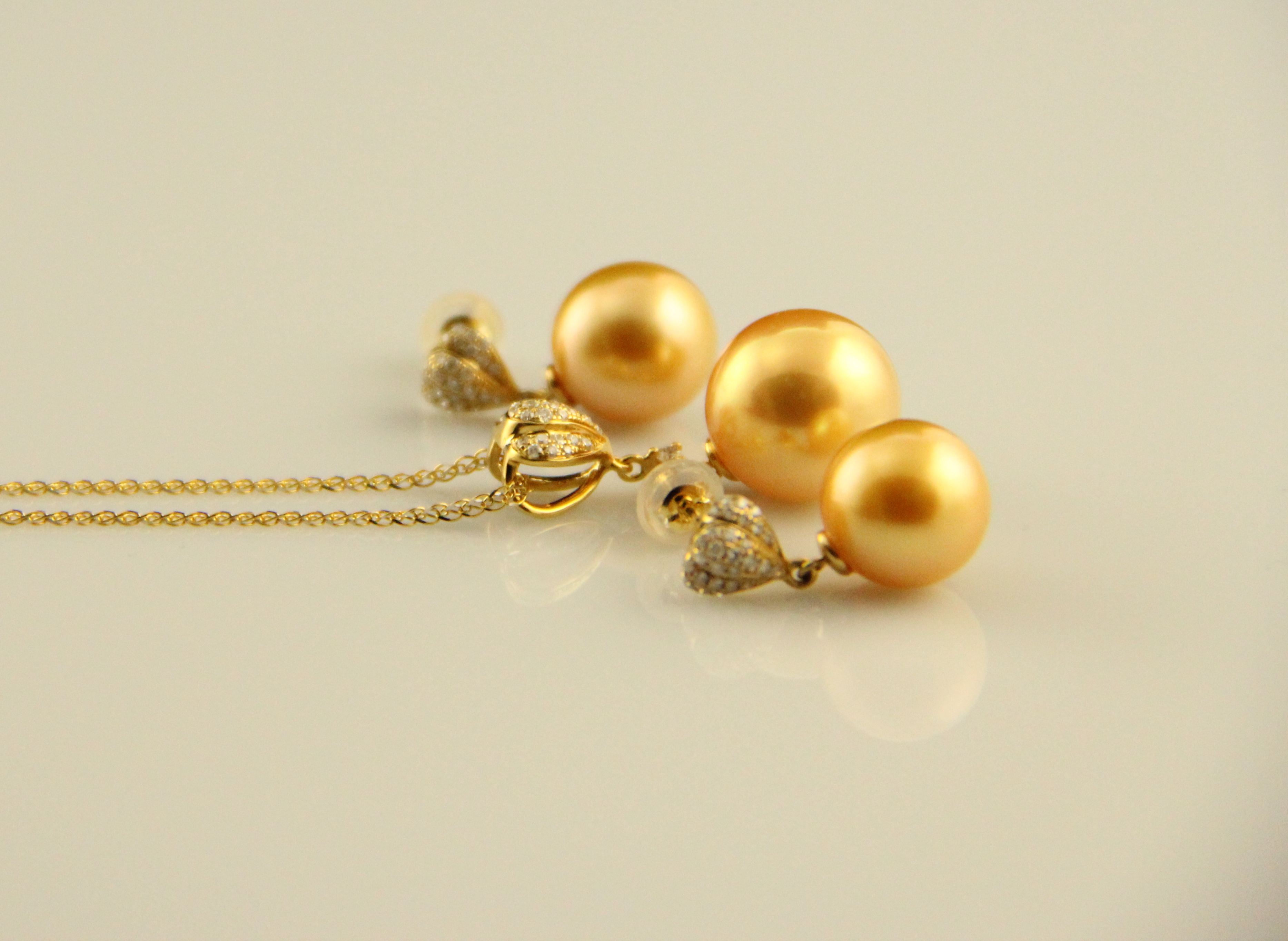 Set mit Südsee-Goldperlen in Gold und Diamanten