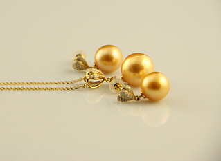 Set with South Sea golden pearls in gold and diamonds