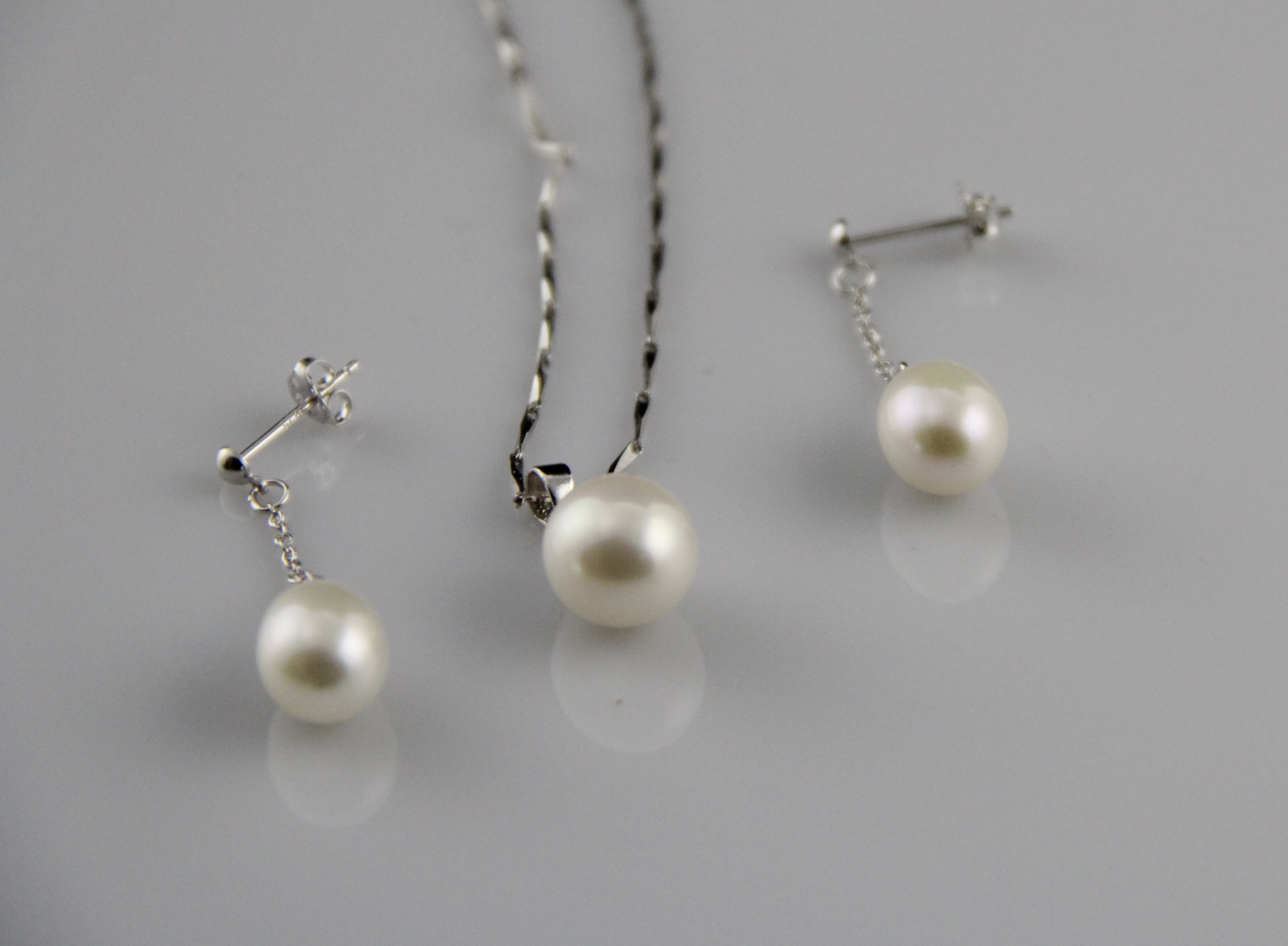 Set mit tropfenförmigen Süßwasserperlen-Ohrringen und Anhänger aus Silber - 2