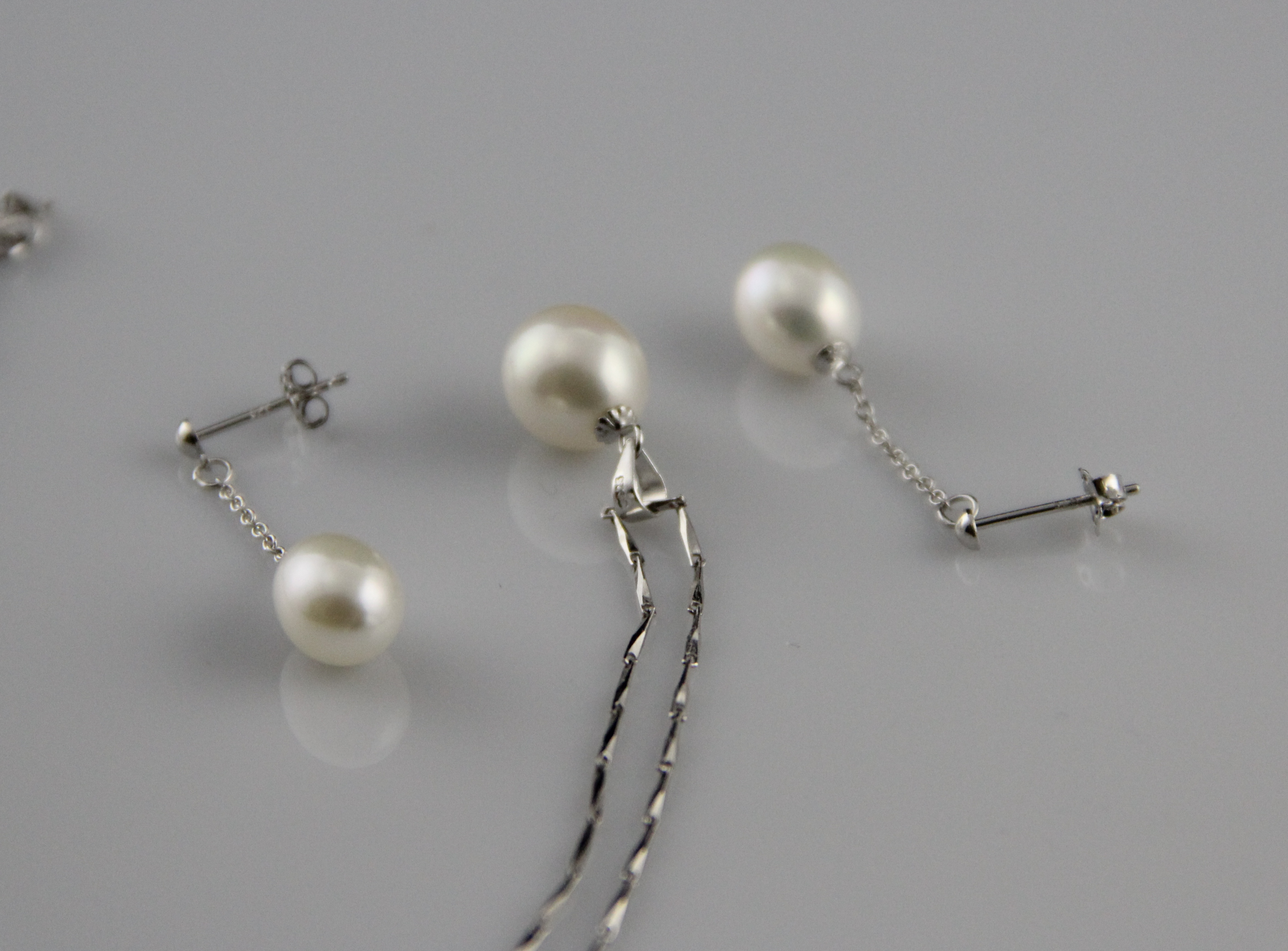 Set mit tropfenförmigen Süßwasserperlen-Ohrringen und Anhänger aus Silber - 4