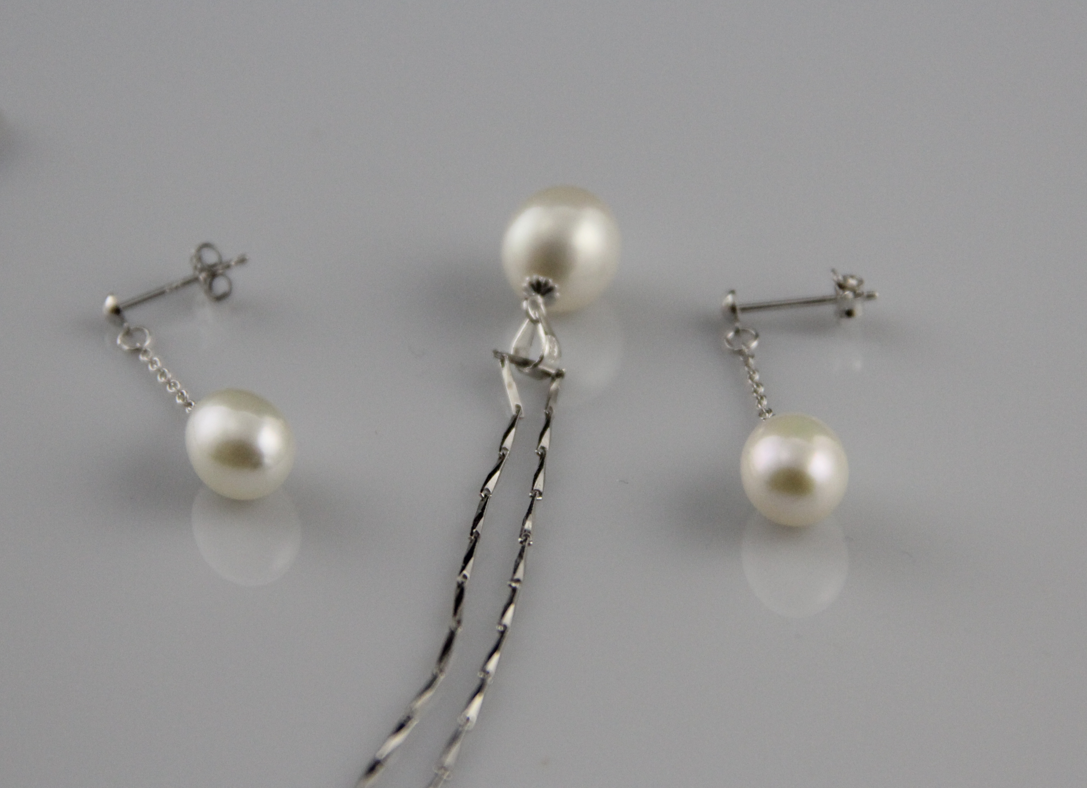 Set mit tropfenförmigen Süßwasserperlen-Ohrringen und Anhänger aus Silber - 3