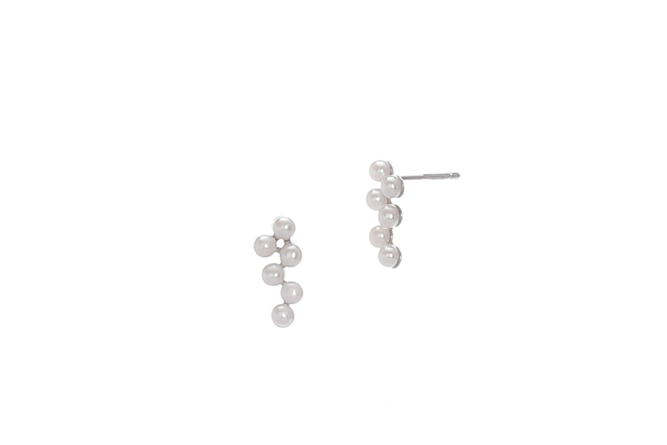 Pendientes de plata con pequeñas perlas de agua dulce
