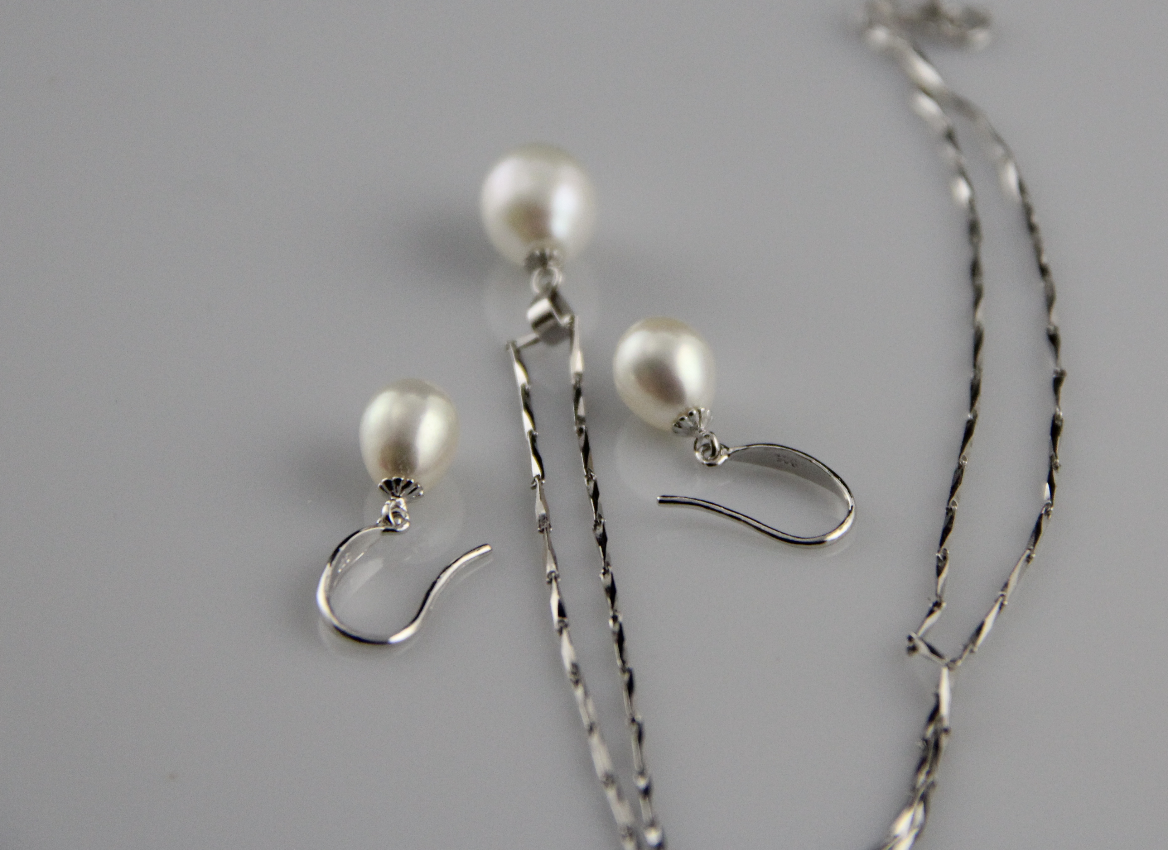 Set mit tropfenförmigen Süßwasserperlen-Ohrringen und Anhänger aus Silber - 4