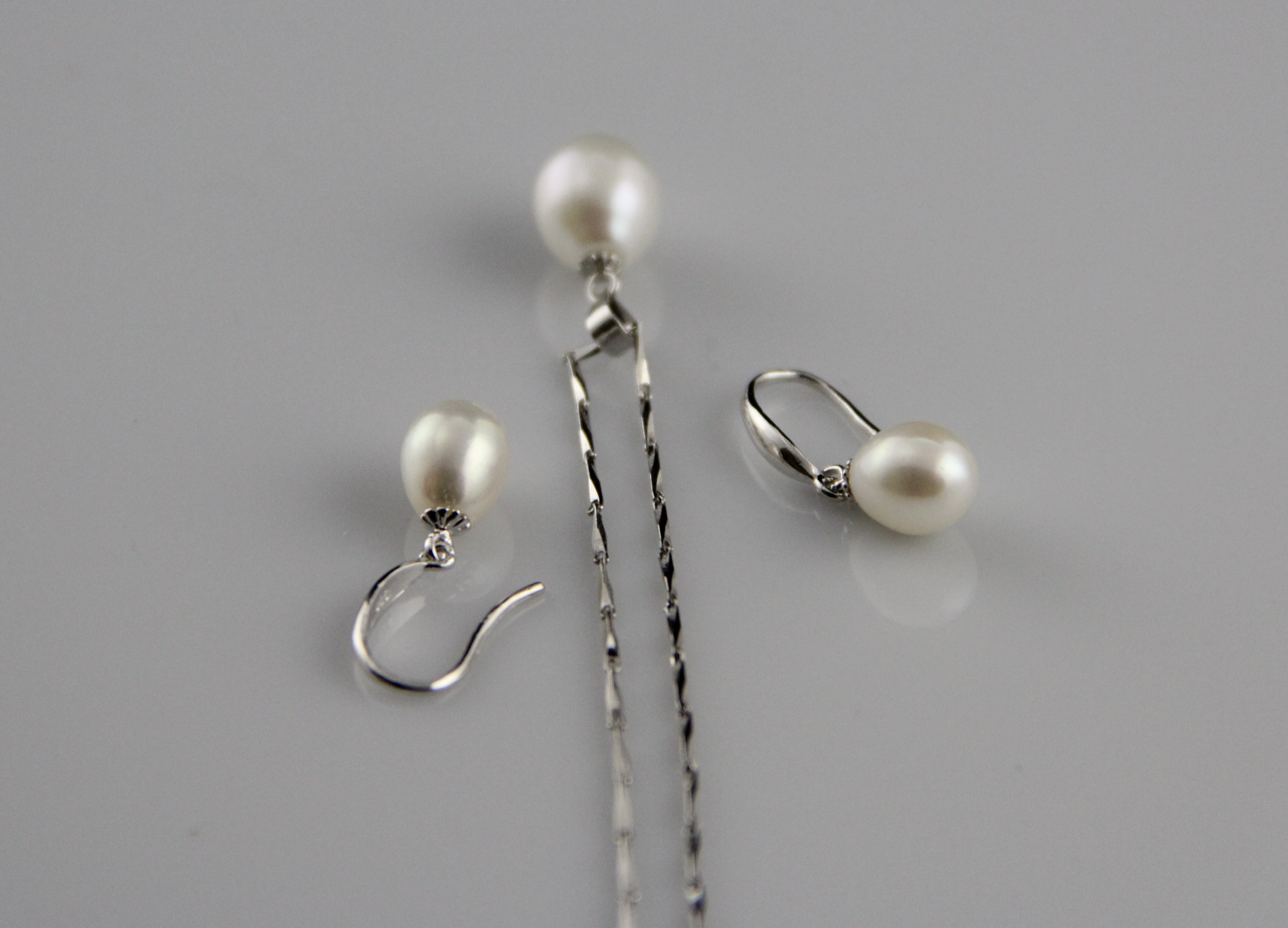 Set mit tropfenförmigen Süßwasserperlen-Ohrringen und Anhänger aus Silber - 3