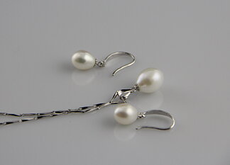 Set mit tropfenförmigen Süßwasserperlen-Ohrringen und Anhänger aus Silber