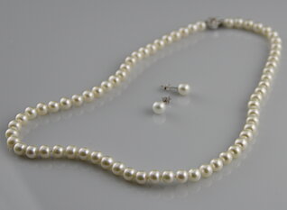 Set mit Süßwasserperlen in Silber