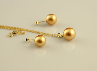 Set with South Sea golden pearls in gold 