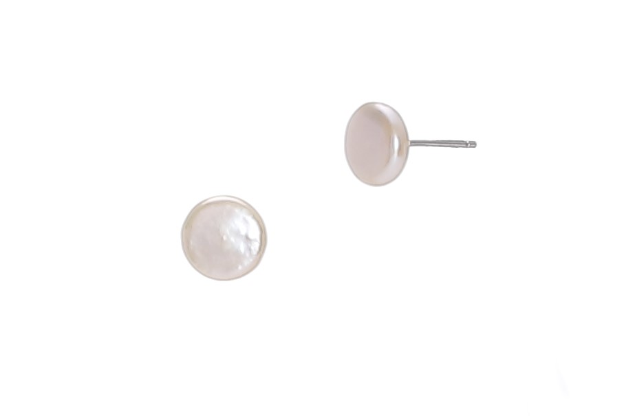 Pärlörhängen med myntformade pärlor satt i silver 8-9mm