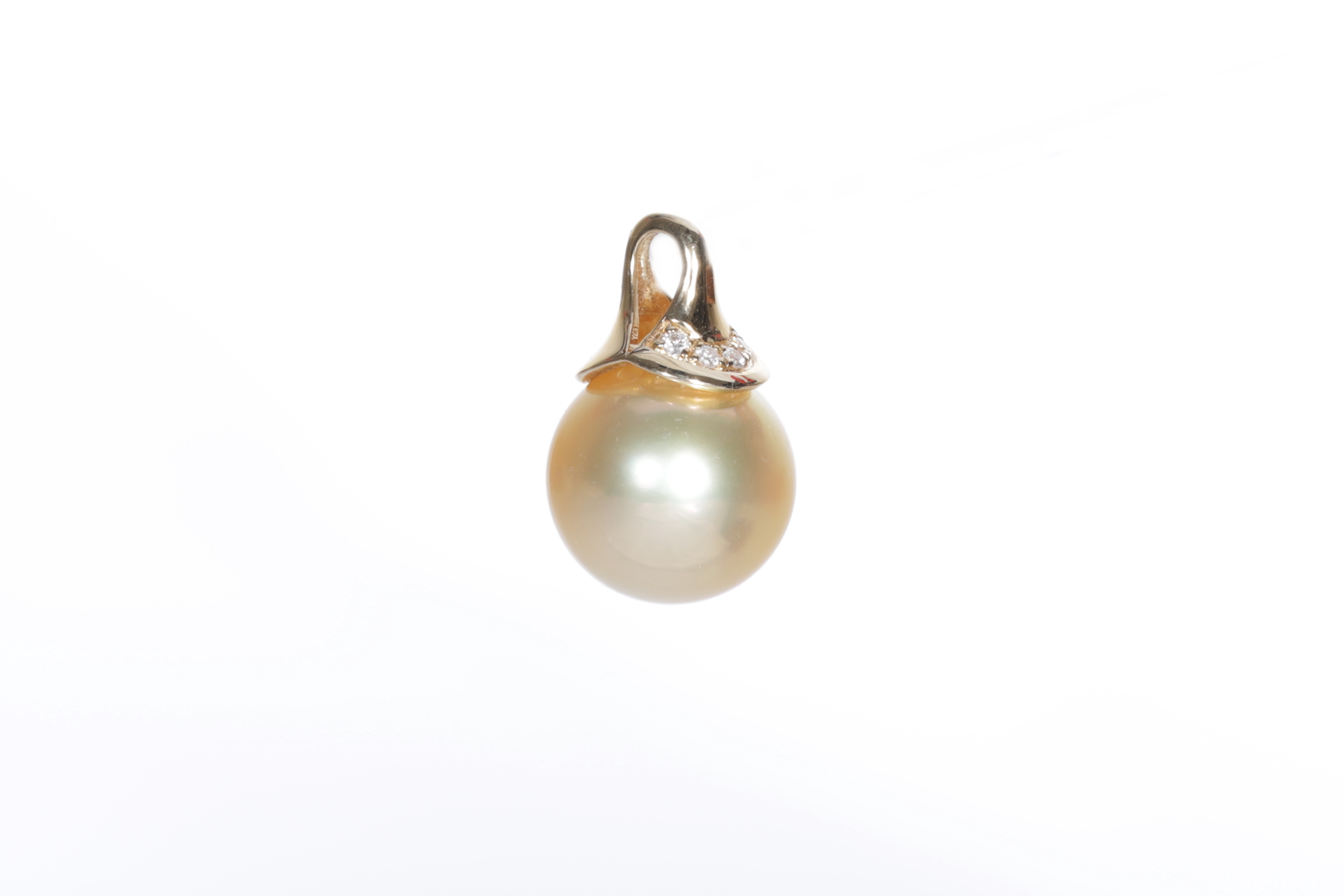 Anhänger aus goldenen Südseeperlen in Gold mit Diamanten von 11–12 mm - 2