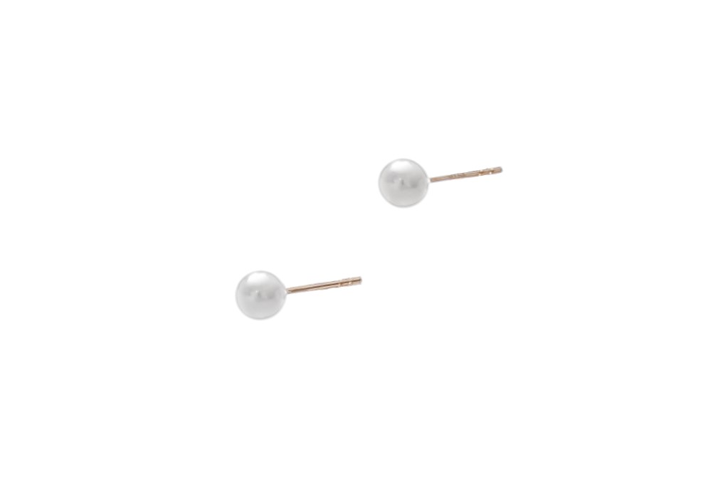 Small fresh water pearl earrings set in gold 4.5-5.5mm