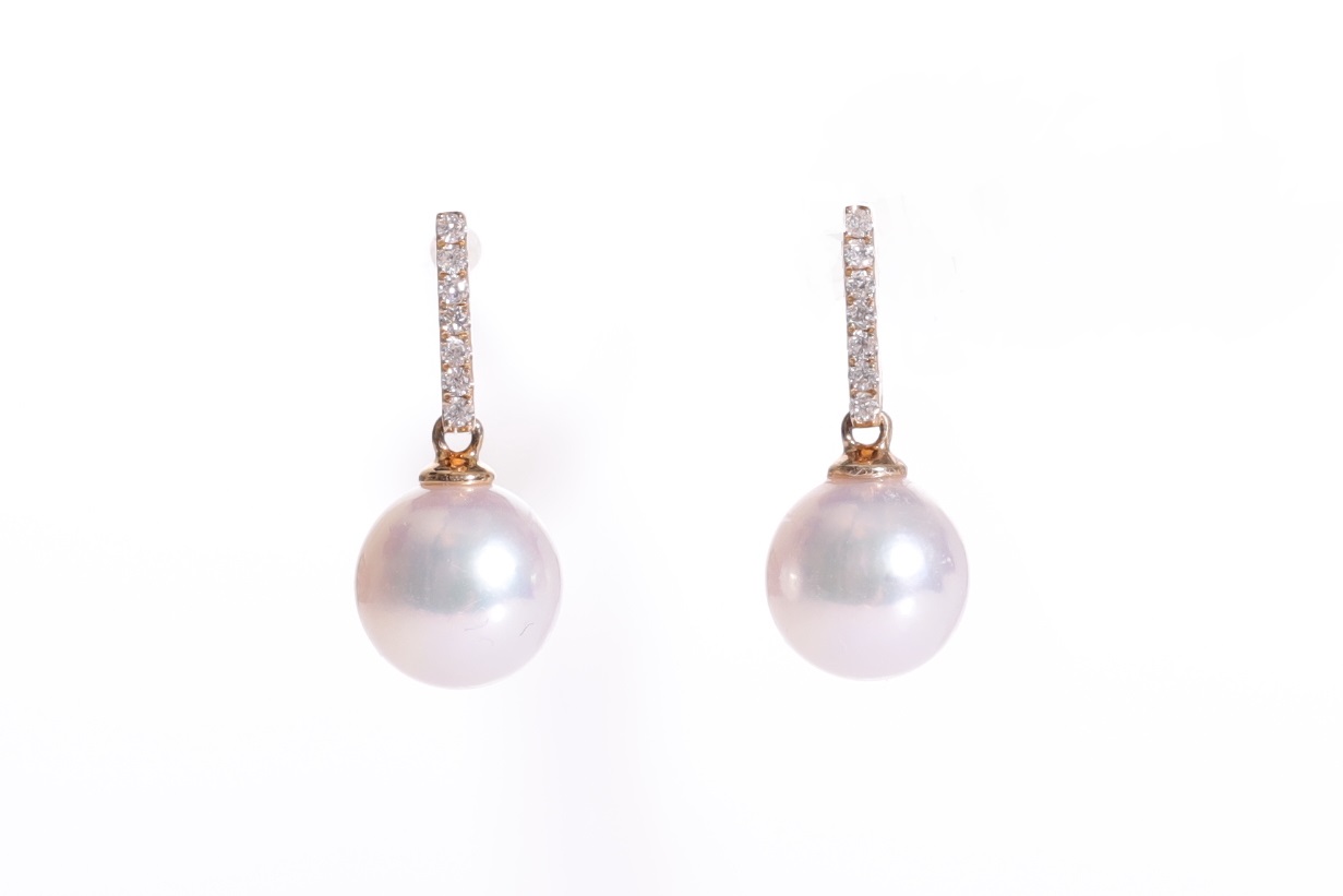 Orecchini in oro con perle Akoya di qualità AAA da 8-8,5 mm e diamanti 