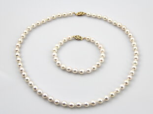 Akoya-Perlen in Standardqualität mit Goldverschlüssen 6–6.5 mm