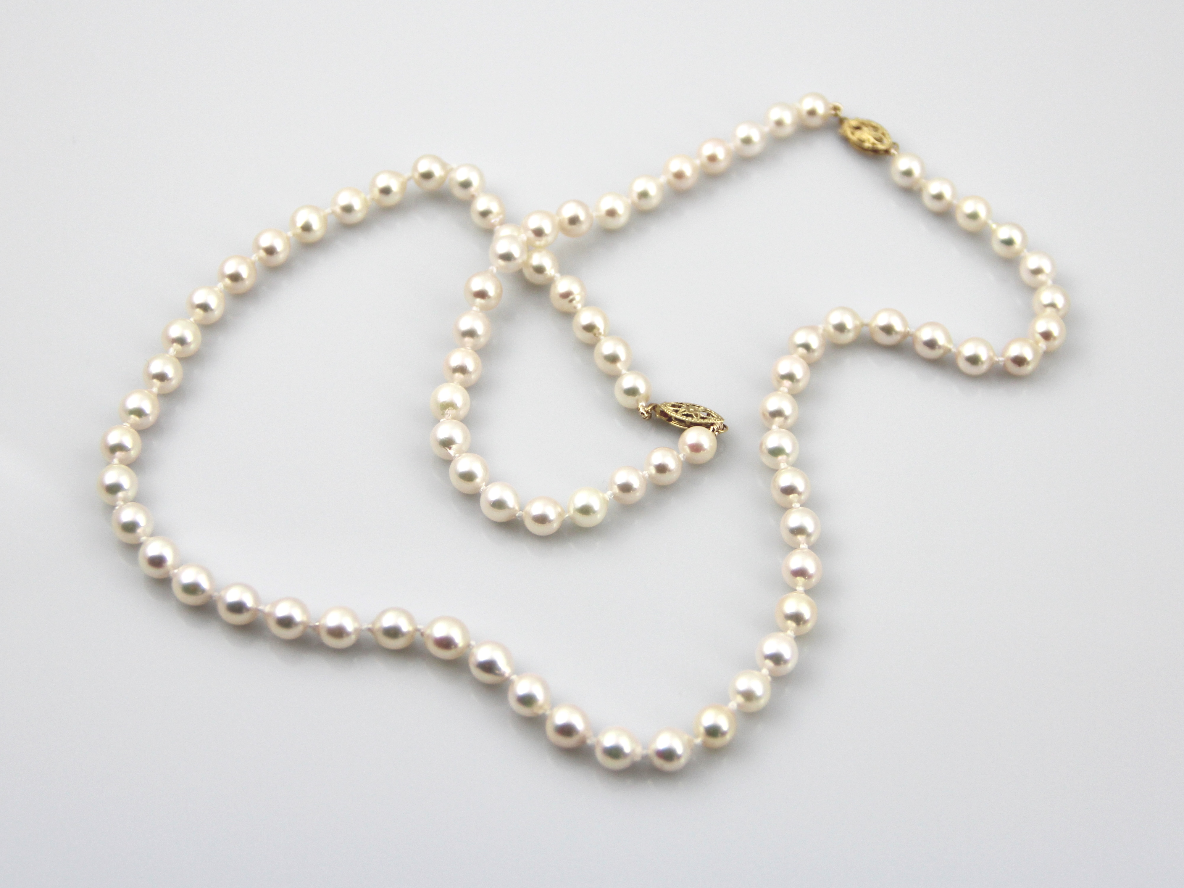 Akoya-Perlen in Standardqualität mit Goldverschlüssen 6–6.5 mm - 6