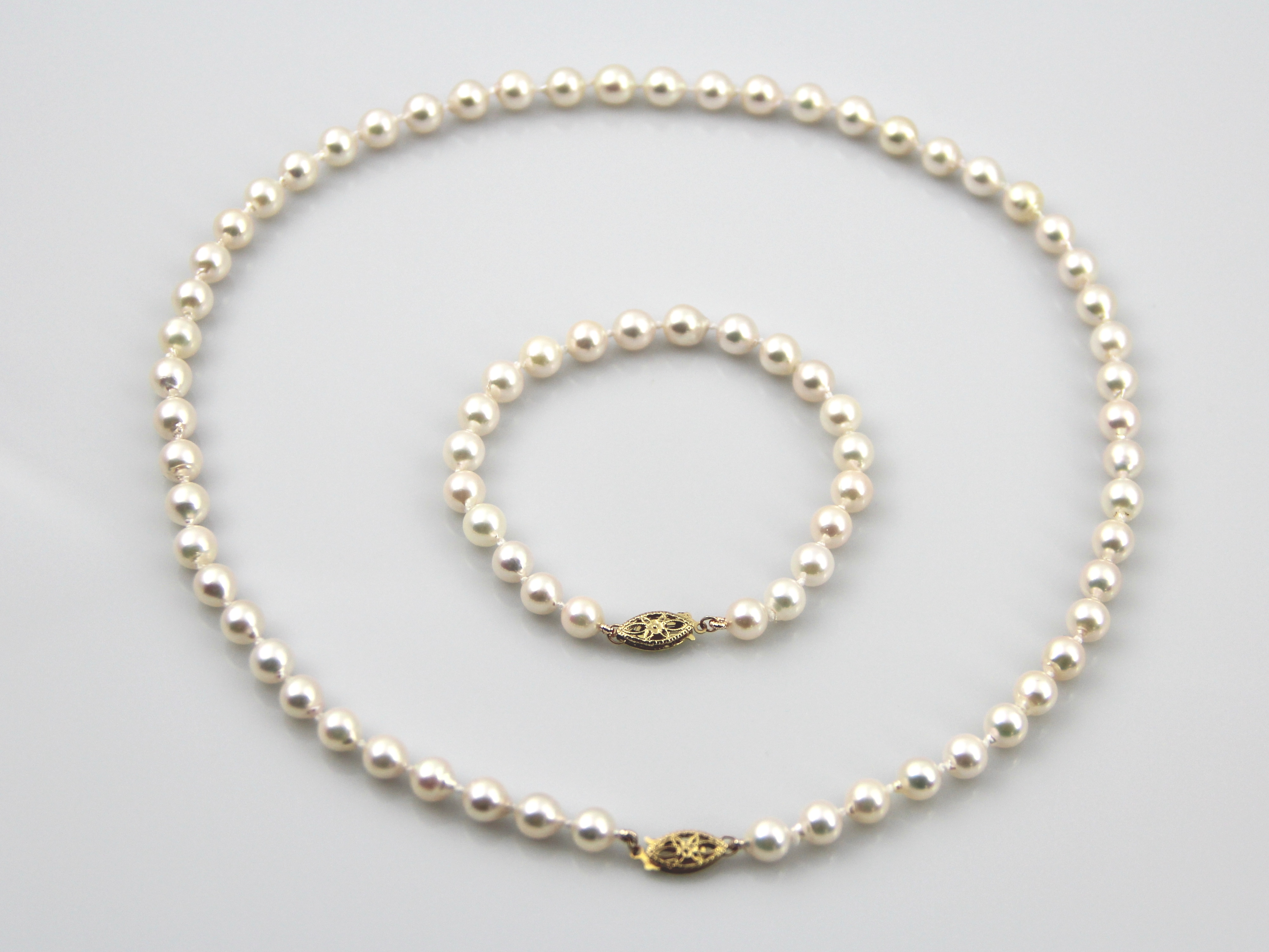 Akoya-Perlen in Standardqualität mit Goldverschlüssen 6–6.5 mm - 2