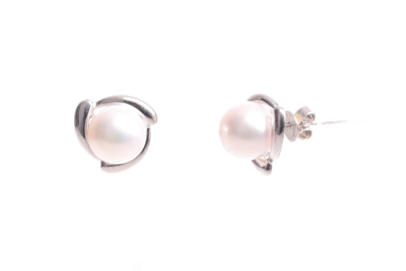 AAA-Quality Akoya pearl earrings set in 18K white gold 7.5-8mm