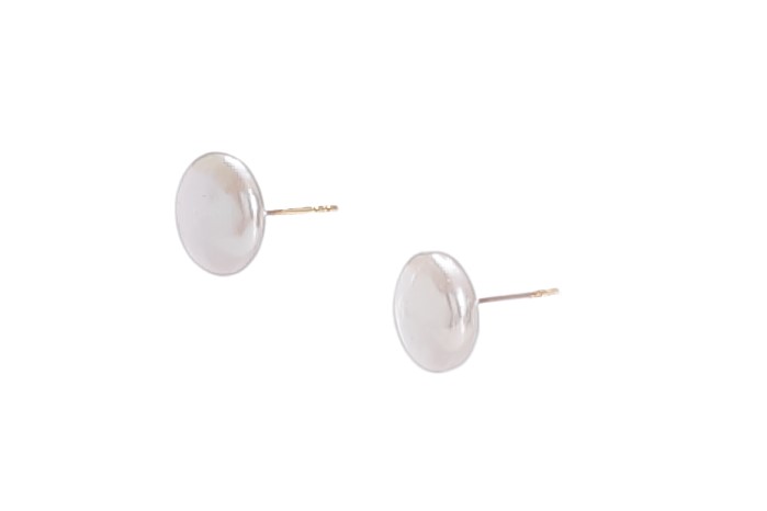Fresh water pearls with button shape set in 18K gold earrings