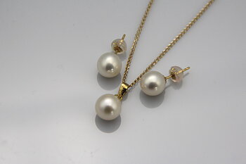 Set mit Süßwasserperlen aus 18 Karat Gold