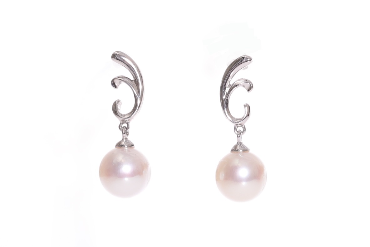 AAA-Quality Akoya pearl earrings set in 18K white gold 7.5-8mm