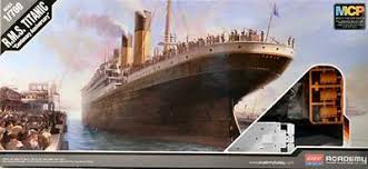 1/700 Titanic w. colored parts (383 mm)