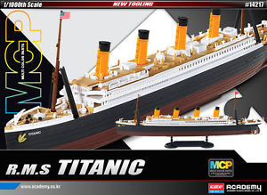 1/1000 Titanic w, colored parts   (269mm) - NO GLUE