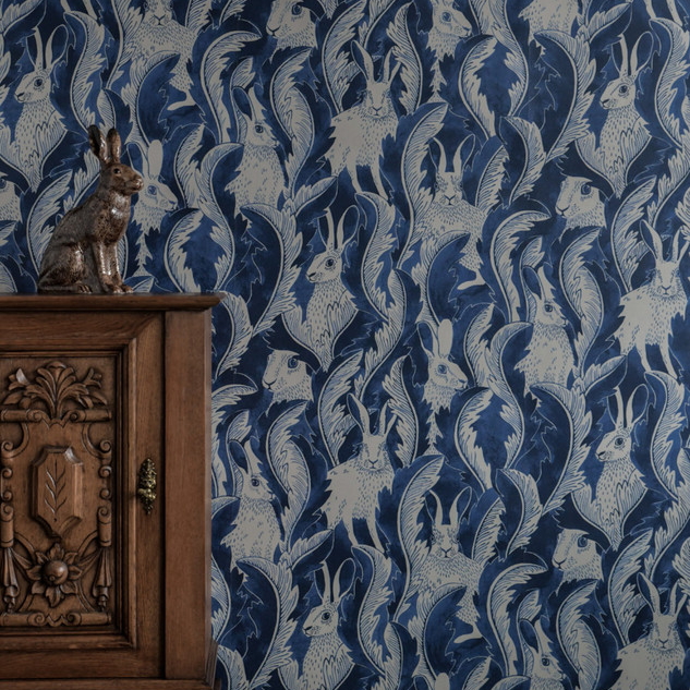 Tapet Hares in Hiding Dark Denim Långelid / von Brömssen