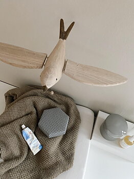 Flygande fågel KOKO BIRD ljus ek KAS