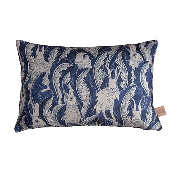 Kuddfodral Hares in Hiding 50 x 70 blå Emma von Brömssen