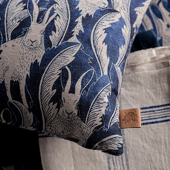 Kuddfodral Hares in Hiding 50 x 70 blå Emma von Brömssen