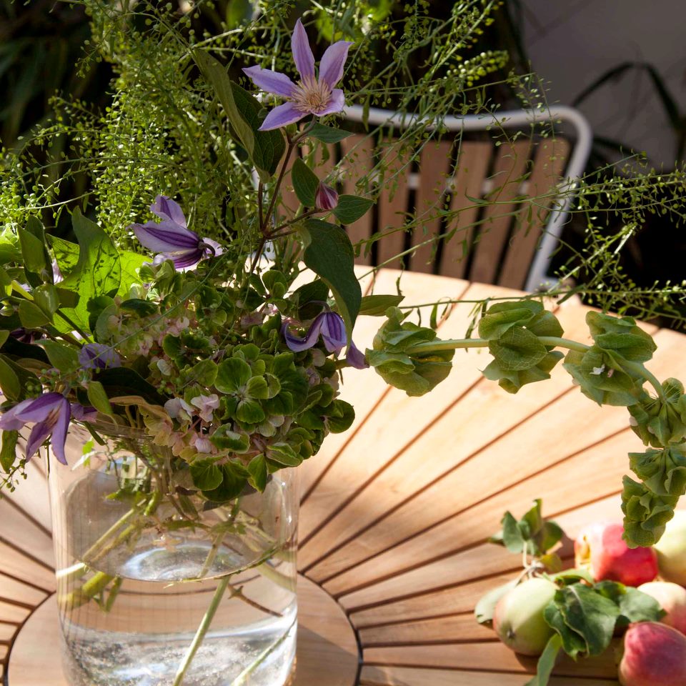 Trädgårdsgrupp Ellen teakbord 130 cm 5 stolar teak / vit Cinas - 5