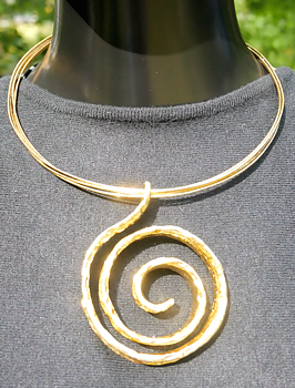 Halsband guldfärgad metall 