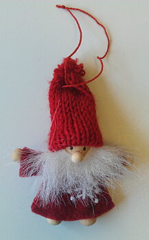 Tomte filtad med liten stickad mössa hängande