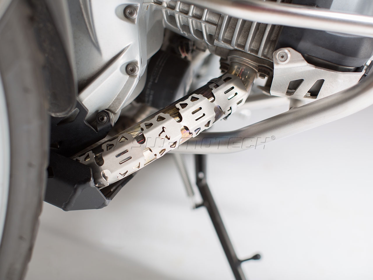 Header pipe guard
