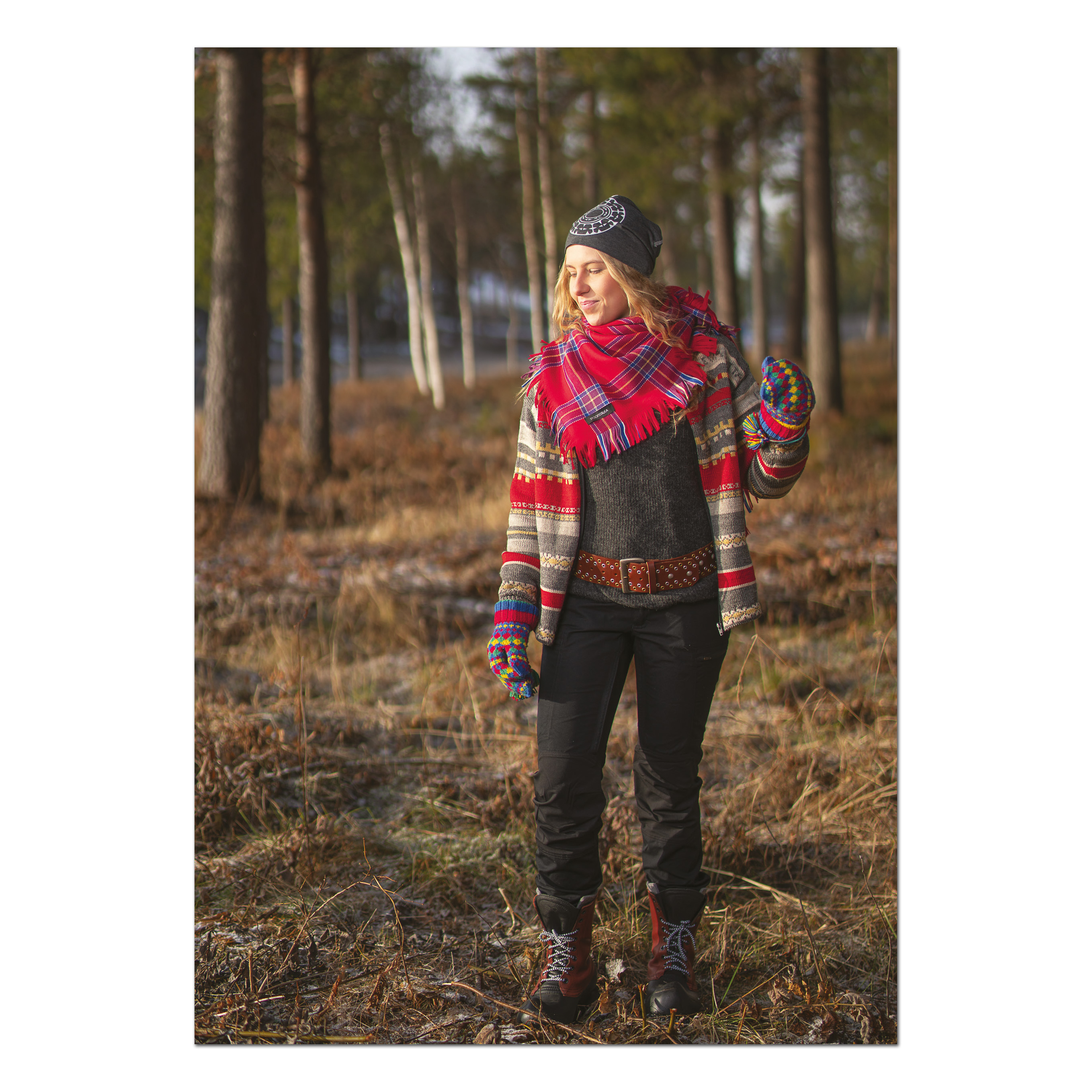 Postcard Zanna and the pine trees