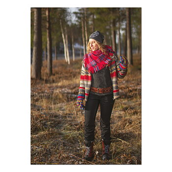 Postcard Zanna and the pine trees