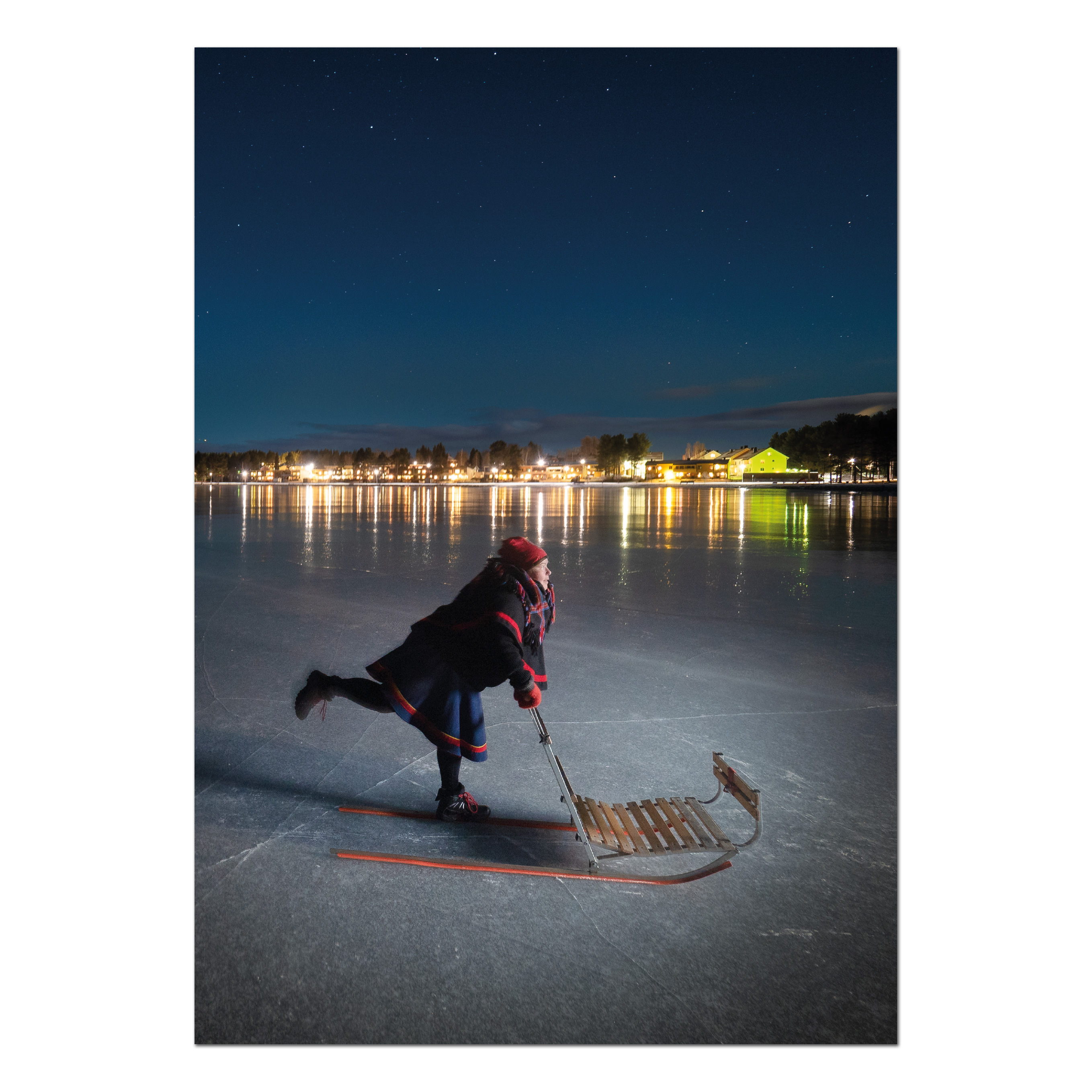 Postkarte Lotta beim Kickschlittenfahren am See Dálvvadisjávrásj
