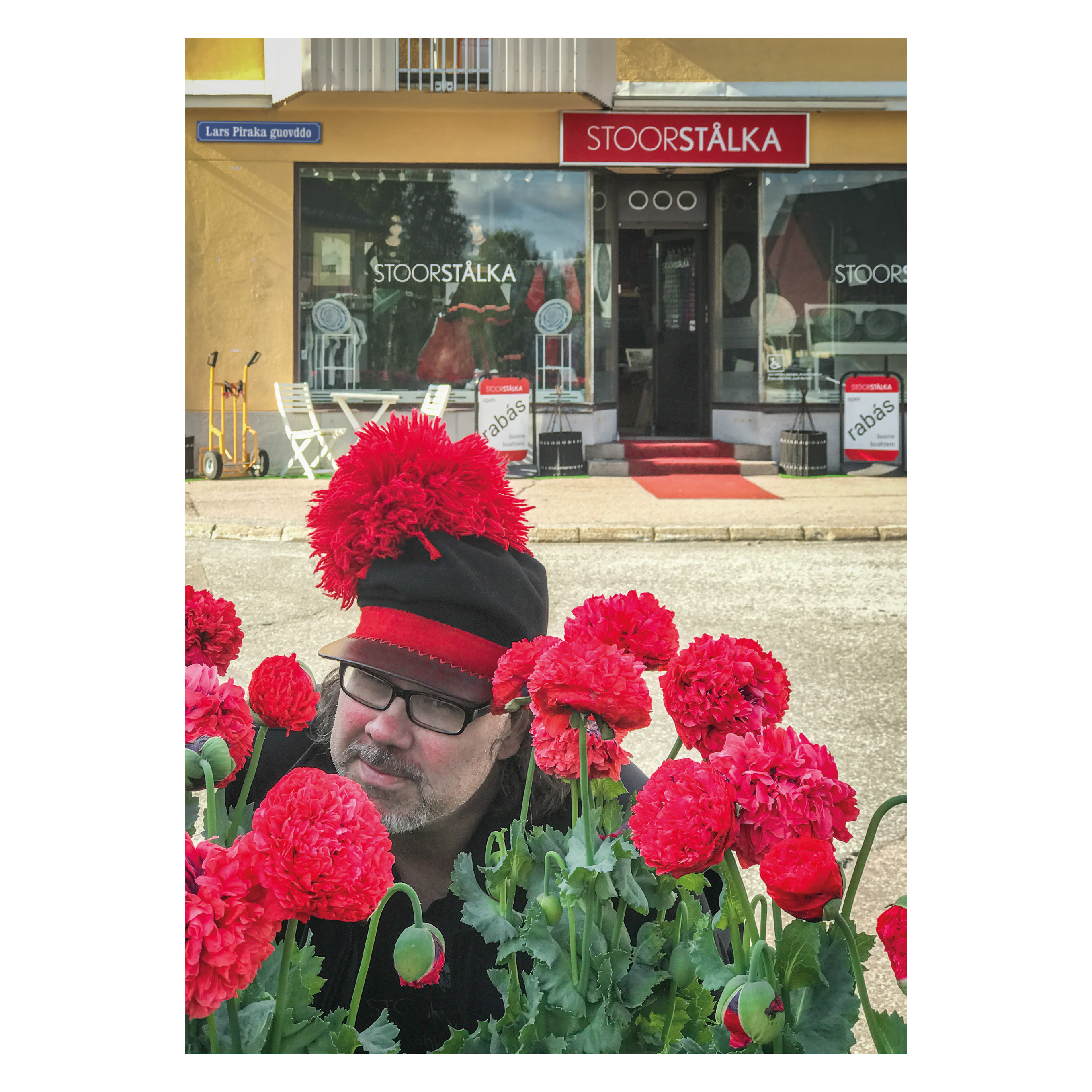Postcard Piera and the cuipi flowers