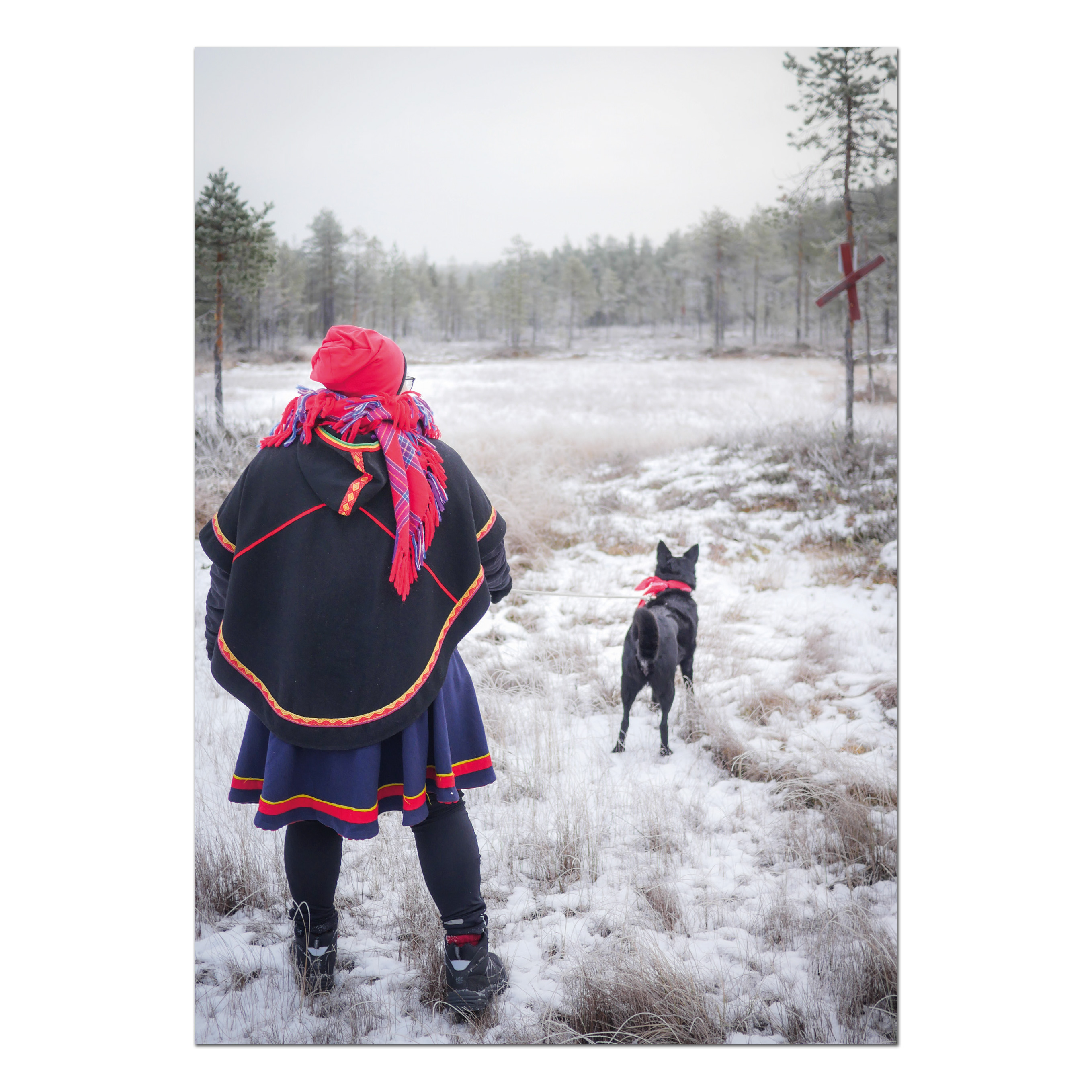 Postkarte Lotta and Skájdde beobachten das frostige Moor