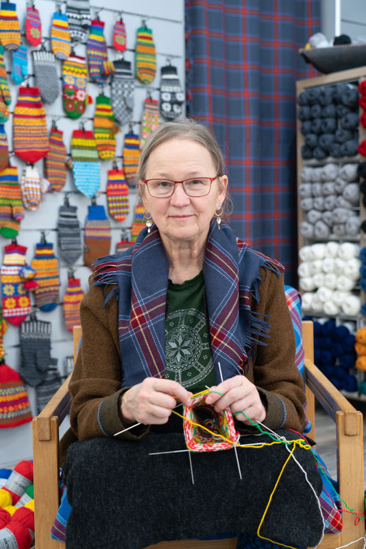 Erika Nordvall Falck med vantar
