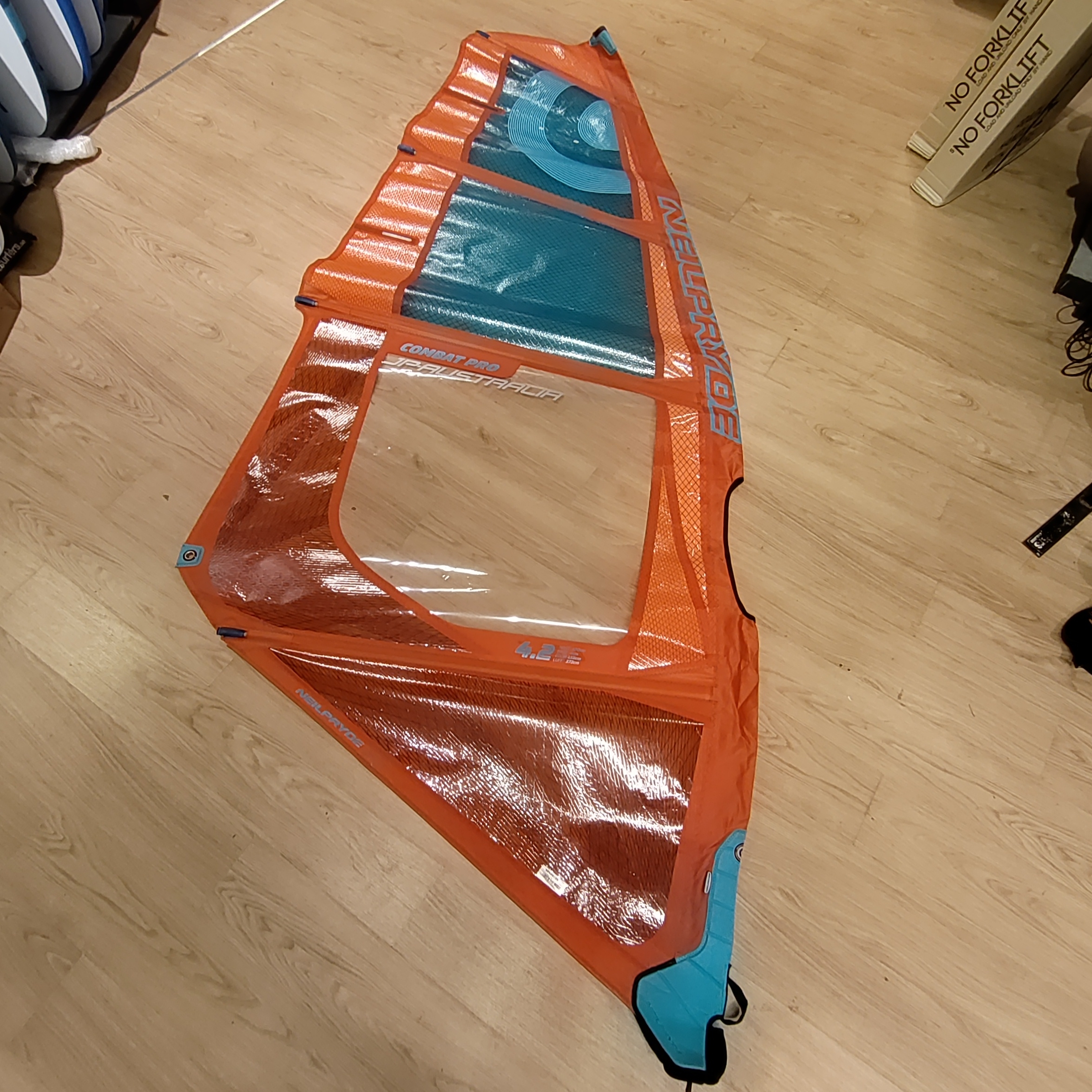 Begagnat vindsurfingsegel 4.2 Neil Pryde Combat pro 2023