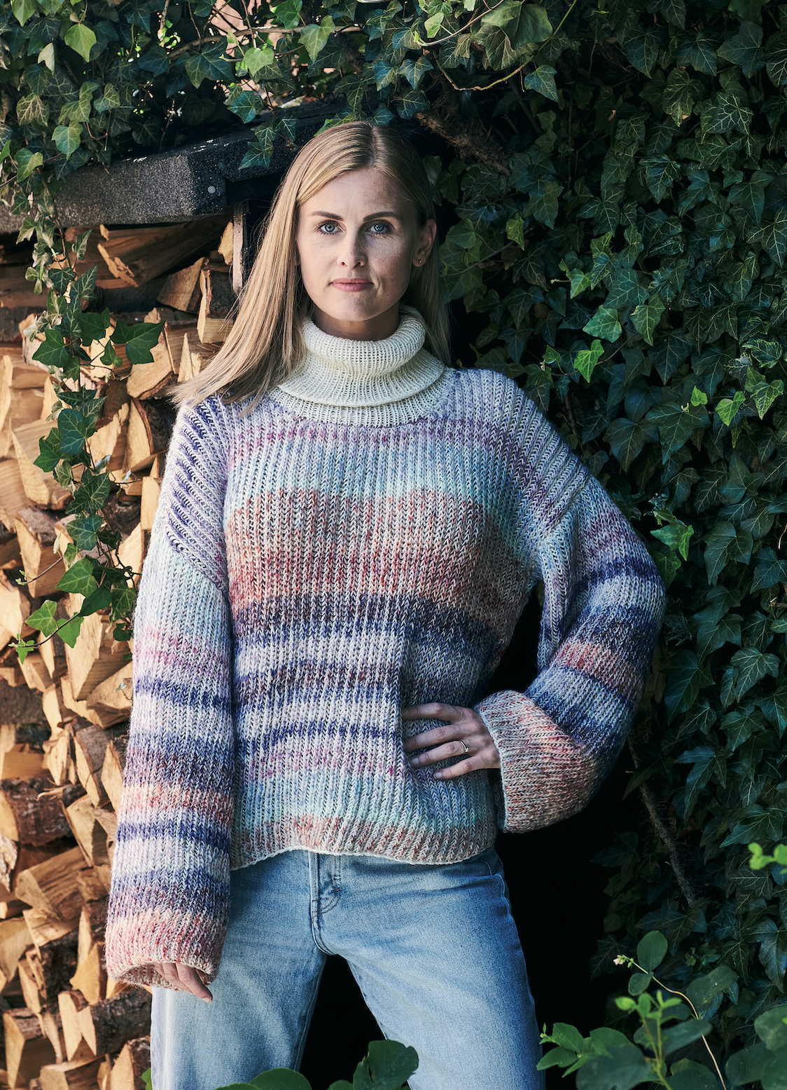 Tvåfärgad patentsweater i Rigmor/Luna by Permin 896534