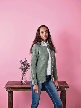Cardigan med hålmösntrade ärmar i Luna by Permin