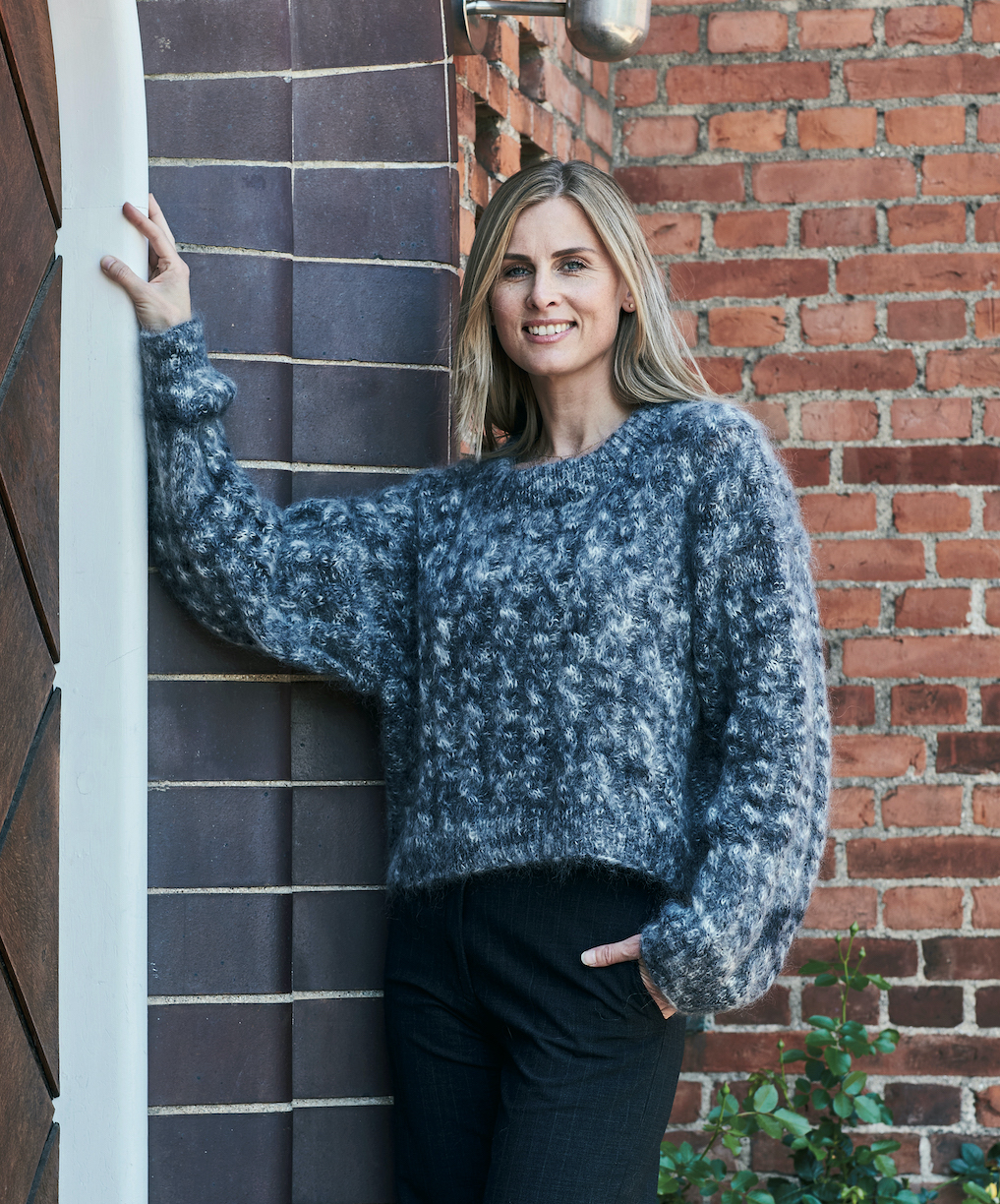 Sweater med flätor i Bella by Permin