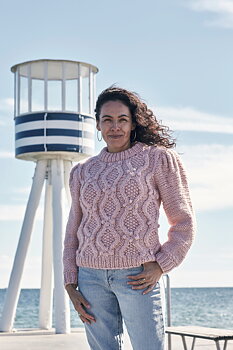Sweater med flätor och puffärmar - Betty by Permin