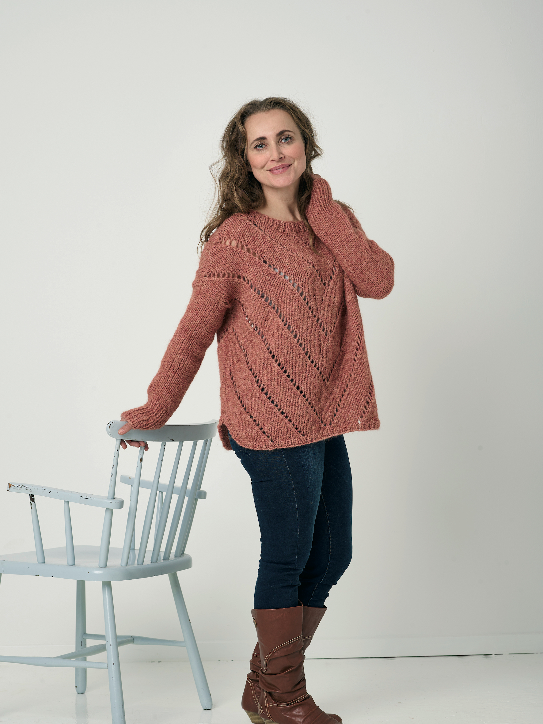 Bred pullover med diagonalt hålmönster