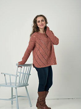 Bred pullover med diagonalt hålmönster
