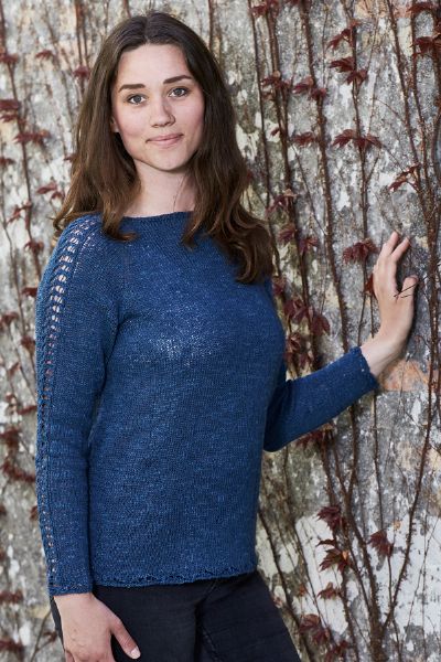 Jumper med hålmönster på ärmar - Scarlet by Permin
